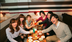 Nhân viên nhà hàng nhẹ nhàng tư vấn cho khách chỉ nên chọn 4 đến 5 món để ăn vừa đủ (ảnh minh họa)