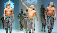 Ở tuổi 79, ông Deshun Wang vẫn có những bước catwalk chắc chắn, đầy tự tin.