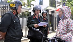  Từ hôm nay (2/9), CSCĐ không được phép dừng xe để xử phạt các trường hợp vi phạm đội mũ bảo hiểm.