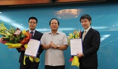 Bộ trưởng Trương Minh Tuấn trao quyết định bổ nhiệm cho ông Nguyễn Thành Chung (trái) và ông Bùi Hoàng Phương (phải). 