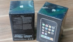 iPhone 3G là đời iPhone thứ hai được Apple trình làng từ tháng 7/2008 và dừng bán từ giữa năm 2010. Sau gần 10 năm, mẫu iPhone đời đầu hàng mới vẫn được dân sưu tập điện thoại săn lùng với giá cao.