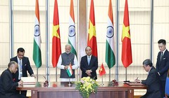 Thứ trưởng Bộ TT&TT Nguyễn Minh Hồng và Đại sứ Ấn Độ tại Việt Nam Parvathaneni Harish ký kết Bản ghi nhớ về hợp tác lĩnh vực CNTT. (Ảnh: VGP)