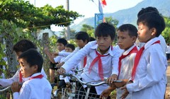 Các em nhỏ Trường tiểu học Cư Pui 2 tự đi xe đạp đến trường dự khai giảng (ảnh Intetnet)