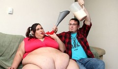 Người yêu của siêu mẫu đổ thức ăn vào phễu giúp bạn gái.