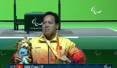 Lực sĩ  Lê Văn Công với tấm HCV lịch sử