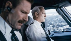 Tom Hanks hóa thân thành cơ trưởng Sully, người hùng của nước Mỹ đã cứu sống 155 hành khách trên chuyến bay định mệnh.