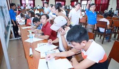 Thí sinh nộp hồ sơ đăng ký xét tuyển năm 2016.