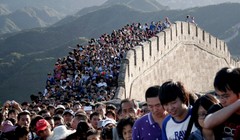 Người dân Trung Quốc chen chúc trên Vạn Lý Trường Thành.
