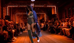 Những bộ thời trang lập dị cũng nhận được sự quan tâm đặc biệt.