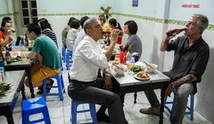 "Món này thật tuyệt vời! Xuất sắc! Quá ngon!", ông Obama đã thốt lên sau khi ăn miếng bún đầu tiên.