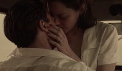 Cảnh tình tứ giữa Brad Pitt và Marion Cotillard trong Allied. (Nguồn: Paramount)