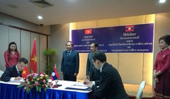 Lễ ký kết thỏa thuận ghi nhớ hợp tác giữa NEAC và LANIC có sự chứng kiến của Bộ trưởng Bộ TT&TT Trương Minh Tuấn và Bộ trưởng Bộ Bưu chính Viễn thông Lào Thansamay Kommasith (Ảnh do NEAC cung cấp)