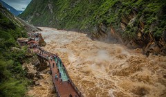 Lũ về trên sông Kim Sa, Tây Tạng.