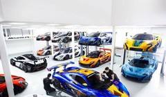 Ảnh chụp tại gara xe đua McLaren P1