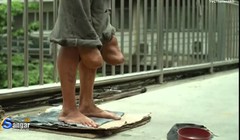 Người ăn xin cụt chân lộ nguyên hình