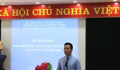 Ông Đinh Đức Thiện phát biểu tại một lễ Bế giảng của nhà trường.