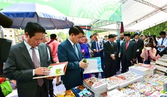 Thứ trưởng Bộ Thông tin và Truyền thông Hoàng Vĩnh Bảo và Chủ tịch UBND TP.Hà Nội Nguyễn Đức Chung tham quan các gian hàng tại Hội sách Hà Nội 2016