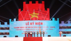 Bí thư Thành ủy Hà Nội Hoàng Trung Hải trao "Huân chương Lao động hạng Nhì" cho huyện Đông Anh.