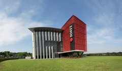 Tòa nhà giảng đường  2 của Đại học RMIT Việt Nam được đưa vào sử dụng năm 2013, cùng với việc khai trương cơ sở đào tạo Nam Sài Gòn.