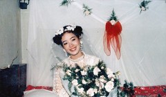 Cô dâu Chiều Xuân xinh đẹp với đôi má ửng hồng, lông mày lá liễu mảnh mai, ánh mắt thu hút cùng đôi môi đỏ tươi quyến rũ.