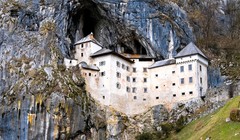 Lâu đài Predjama (Slovenia): Được xây trong một hang động nằm giữa vách núi vào năm 1274, lâu đài này có nhiều hệ thống hành lang, phòng ốc nằm ẩn trong các bức tường. Đây chính là nơi diễn ra các màn tra tấn, sát hại lẫn nhau... Người ta vẫn đồn nhau lin
