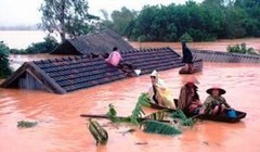 Xót xa cảnh dân chạy lũ