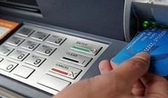 người dân gặp không ít hiểm họa khó lường khi sử dụng máy ATM .