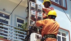 Khi triển khai hệ thống đo đếm điện từ xa, sẽ không còn cảnh nhân viên ghi số điện phải... "leo cột" mỗi tháng.