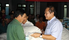 Bộ trưởng Trương Minh Tuấn ân cần trao quà cho các gia đình chịu thiệt hại vì đợt lũ lụt vừa qua.