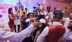 Rapper, nhà thiết kế Bayo Adewale AKA Bnaira có sở thích ném tiền và thường thể hiện niềm đam mê này trong các buổi tiệc.