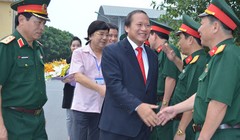 Bộ trưởng Bộ Thông tin và Truyền thông Trương Minh Tuấn tới Học viện chính trị - Bộ Quốc phòng trao tặng đĩa phim