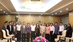 Bộ trưởng Trương Minh Tuấn và đoàn cán bộ Bộ TT&TT chụp ảnh lưu niệm với lãnh đạo Ban Dân vận Trung ương