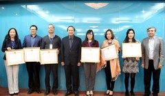 Bộ trưởng Trương Minh Tuấn trao Bằng khen cho 6 tập thể hoàn thành xuất sắc nhiệm vụ.