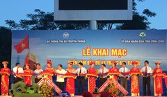 Các đại biểu cắt băng khai mạc Triển lãm