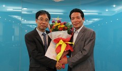 Thứ trưởng Hoàng Vĩnh Bảo trao Quyết định và tặng hoa chúc mừng tân Phó Cục trưởng Cục Báo chí Nguyễn Văn Hiếu