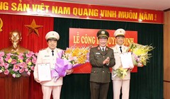 Thượng tướng Nguyễn Văn Thành, ủy viên Trung ương Đảng, Thứ trưởng Bộ Công an trao Quyết định và tặng hoa chúc mừng 02 đồng chí Phó Tổng cục trưởng Tổng cục Cảnh sát. 