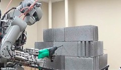 Người máy này có thể làm việc cả trong chế độ giám sát - kiểm soát và tự vận hành.