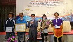 Ông Tô Hồng Nam, đại diện Bộ GD&ĐT trao giải Nhất cho đội N/A của Đại học Công nghệ - Đại học Quốc gia Hà Nội.