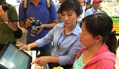 Nhân viên Co.opmart Foodcosa Quang Trung (Gò Vấp) hướng dẫn khách hàng cách kiểm tra nguồn gốc thịt heo bằng máy soi đặt tại siêu thị