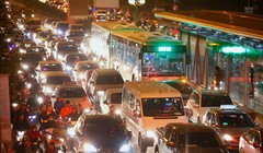 Bus BRT chôn chân tại đường Tố Hữu