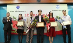 Thứ trưởng Bộ TT&TT Nguyễn Minh Hồng trao giải Nhất cho các tác giả.