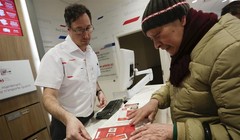 Một cụ ông tới mua tem Tết Đinh Dậu 2017 tại bưu cục Vancouver (Canada).