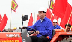 Chủ tịch nước Trần Đại Quang thực hiện nghi lễ cày ruộng bằng máy cày trong sự hưởng ứng nhiệt tình của người dân.