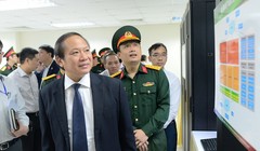 Bộ trưởng Trương Minh Tuấn khảo sát hoạt động nghiên cứu, sản xuất thiết bị viễn thông của Viettel.