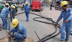 Cuối năm ngoái, UBND Thành phố đã phê duyệt danh mục 60 tuyến phố triển khai hạ ngầm hệ thống đường dây viễn thông và đường dây điện lực trung, hạ áp trên địa Hà Nội - đợt 1 năm 2017. Ảnh minh hoạ: Internet
