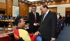 Thủ tướng thăm hỏi VĐV cử tạ Lê Văn Công, VĐV Việt Nam đầu tiên đoạt HCV và lập kỷ lục thế giới tại Paralympics Rio de Janeiro 2016. Ảnh: VGP/Quang Hiếu