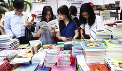 Các bạn trẻ tham quan và mua sách tại Hội sách Hà Nội 2016. Ảnh minh hoạ: Chinhphu.vn