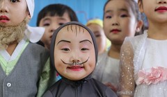 Em bé dễ thương đóng giả con chuột trong buổi liên hoan văn nghệ ở trường.