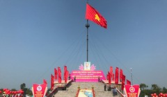 Lá cờ Tổ quốc tung bay trên kỳ đài