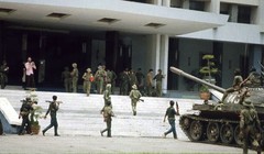 Những người lính trên xe tăng 390 và 843 là lực lượng giải phóng có mặt sớm nhất  ở dinh Độc Lập ngày 30/4/1975. Ảnh: Francoise Demulder.